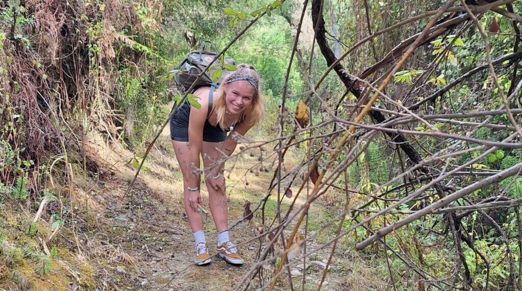 schmerzende Füße beim Wandern Frau