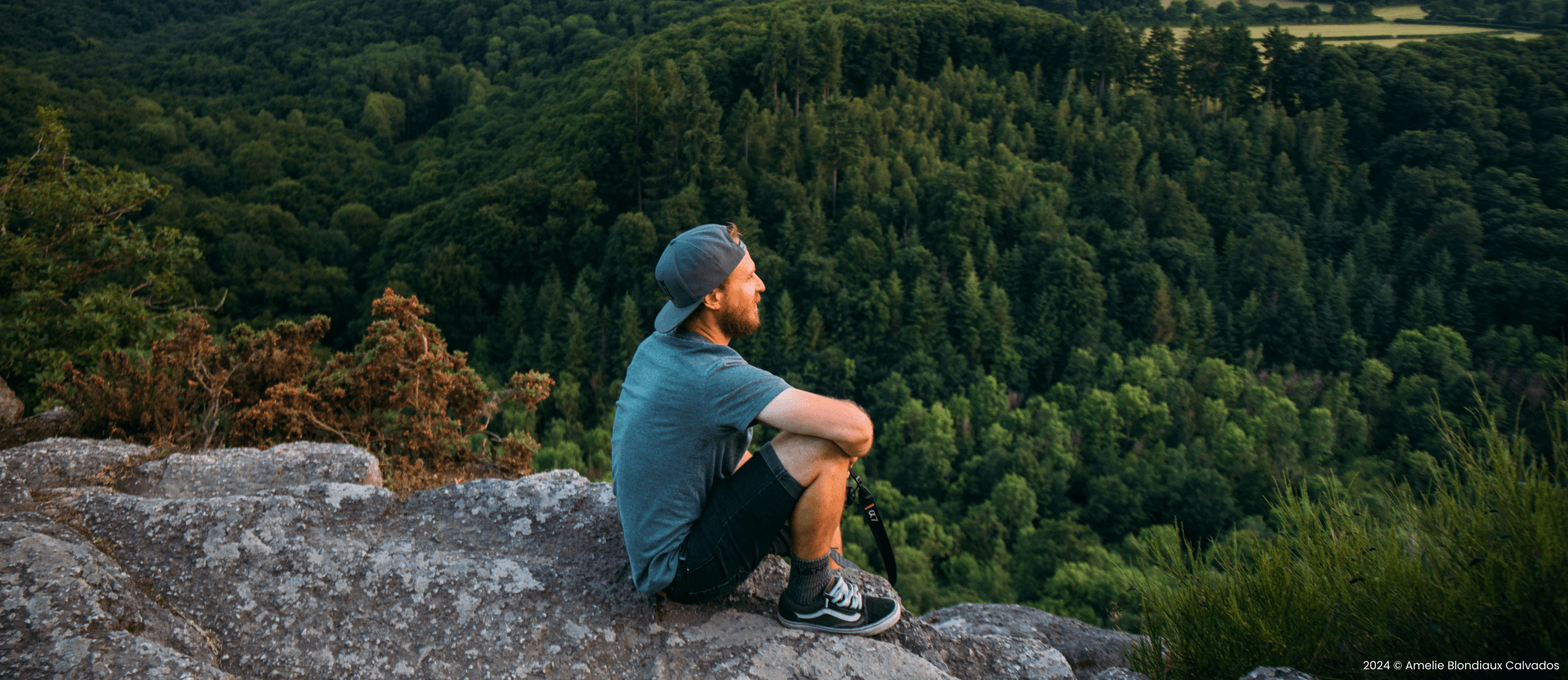 Wanderer betrachtet Calvados Panorama mit Wald