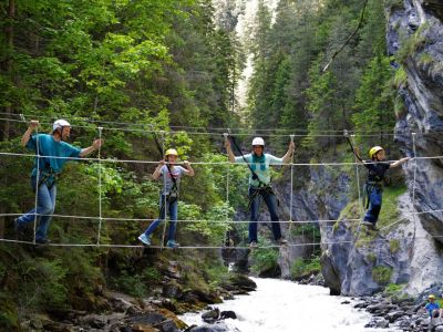 familienurlaub in tirol actionurlaub mit familienprogramm klettern und canyoning