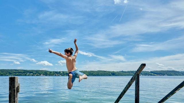 starnberger see urlaub mit kindern junge springt