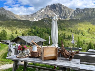 familienurlaub etappenwanderun einkehr auf einer alm