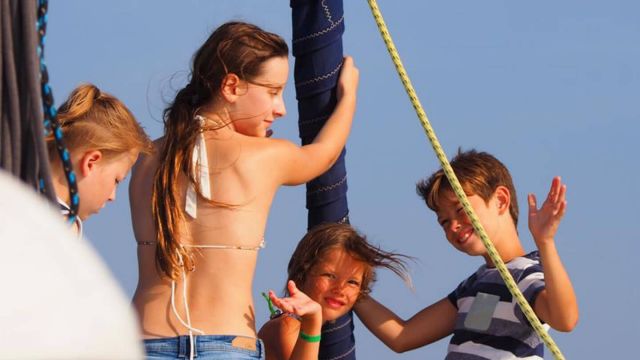 kinder im sommerurlaub in kroatien auf einer segelyacht