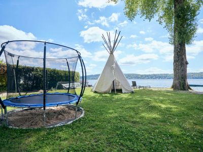 grosser garten der villa k mit trampolin am starnberger see