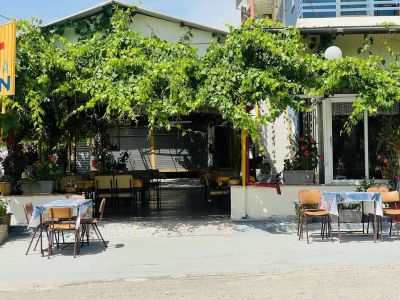 kleine taverne im ort nordgriechenland