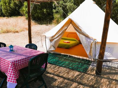 Tipizelt ausgestattet mit Tisch und Sthlen