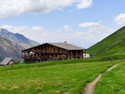 Ansicht Refuge Pass Agnel mit Wiese