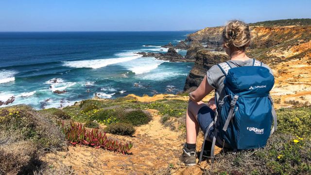 wanderurlaub gepaecktransport suedportugal wanderer meerblick