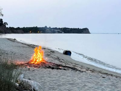 lagerfeuer am strand naturnaher urlaub