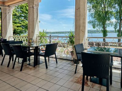 terrasse mit tischen und stuehlen zum entspannen