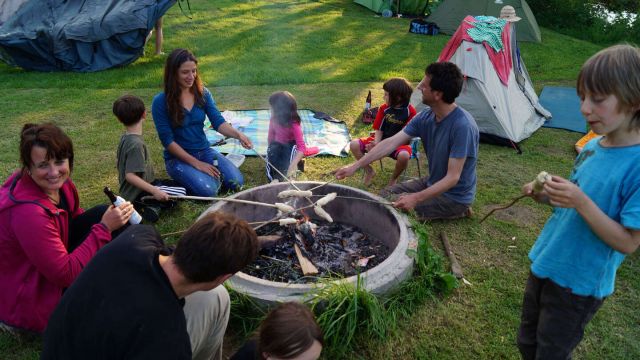 lagerfeuer fuer familien am insel camp altmuehltal