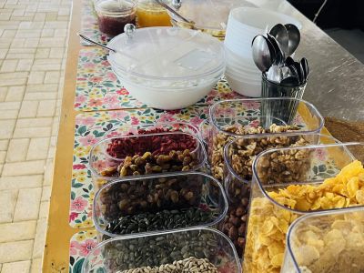 muesli beim fruehstuecksbuffet familienurlaub